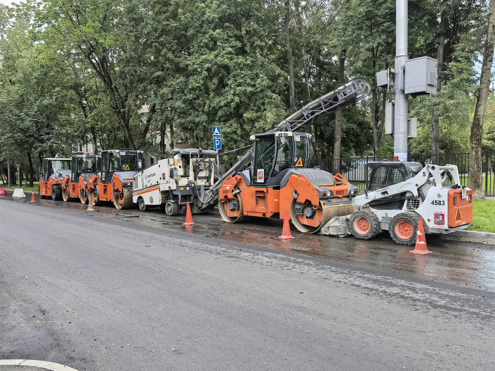 Straßenbau-Maschinen auf frischer Asphaltdecke